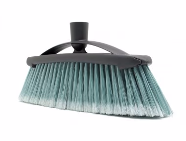 Miotła do Zamiatania Vileda Professional Eco 131924, zbliżenie na szaro-zielone włosie z recyklingu na białym tle