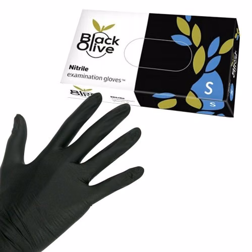 Rękawice Nitrylowe Doman Black Olive, czarna rękawiczka na dłoni obok opakowania w rozmiarze S