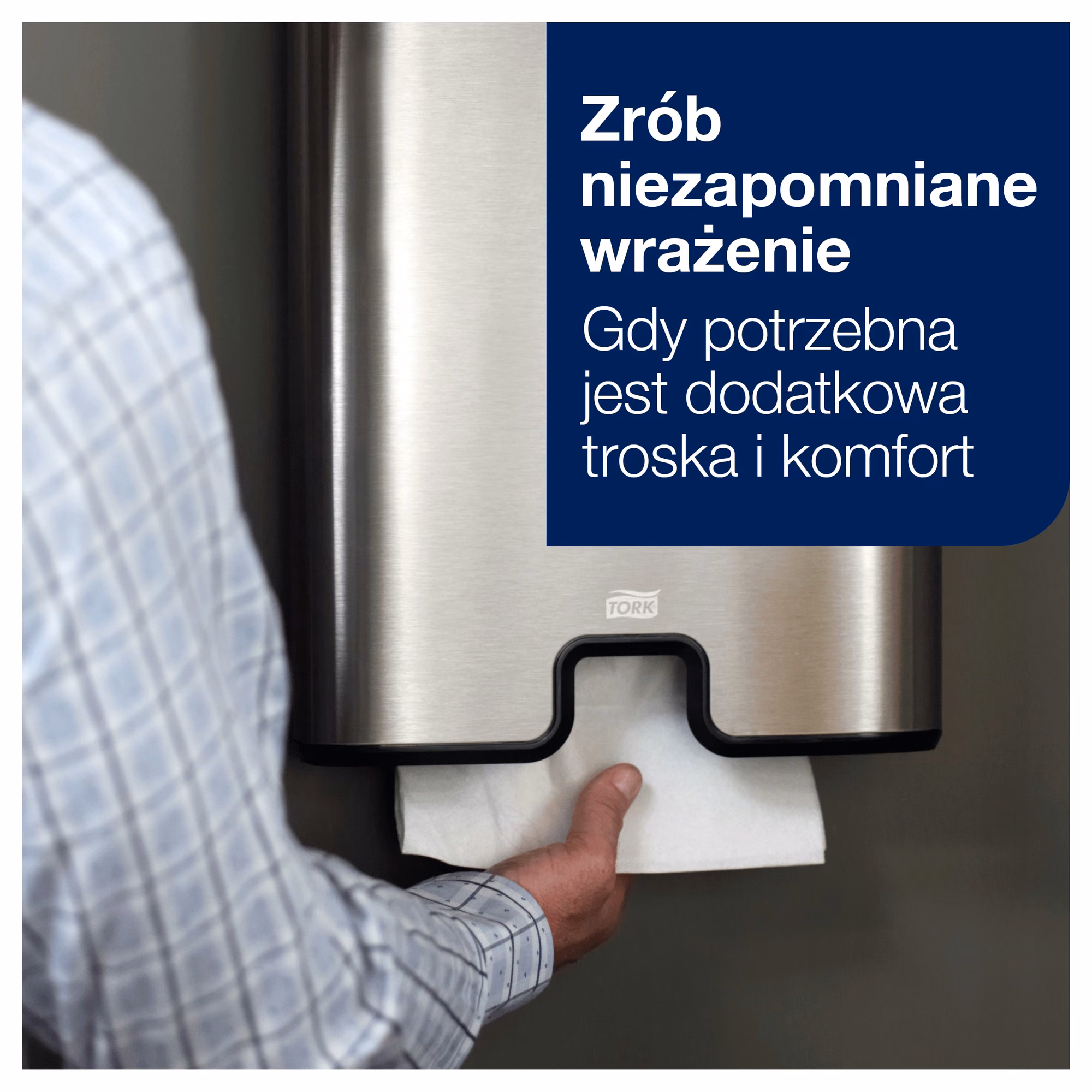 Tork Xpress 100297, ręka wyciągająca biały ręcznik ze stalowego dozownika w łazience