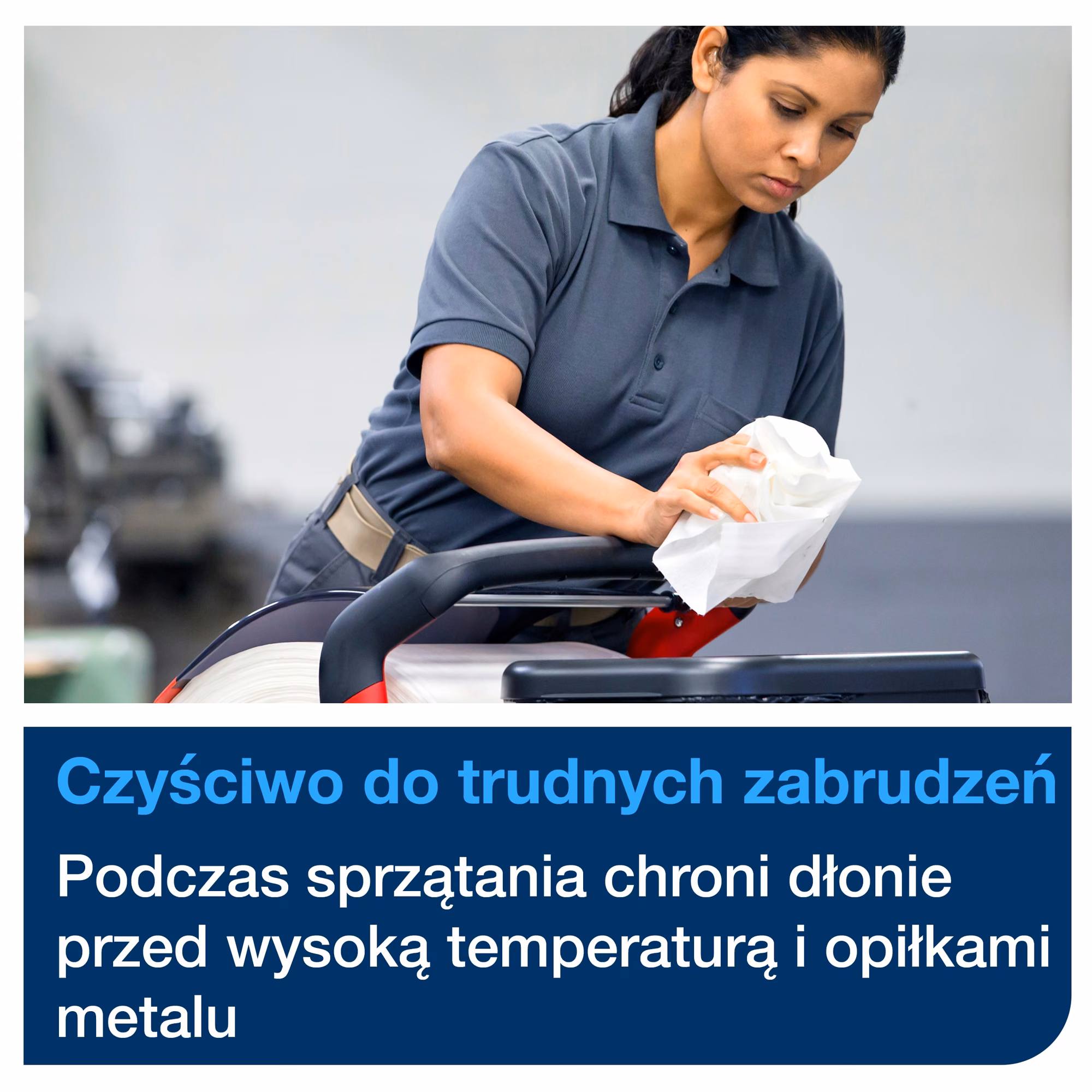 Czyściwo do trudnych zabrudzeń Tork W1, pracownica w szarym uniformie wycierająca powierzchnię białą ściereczką