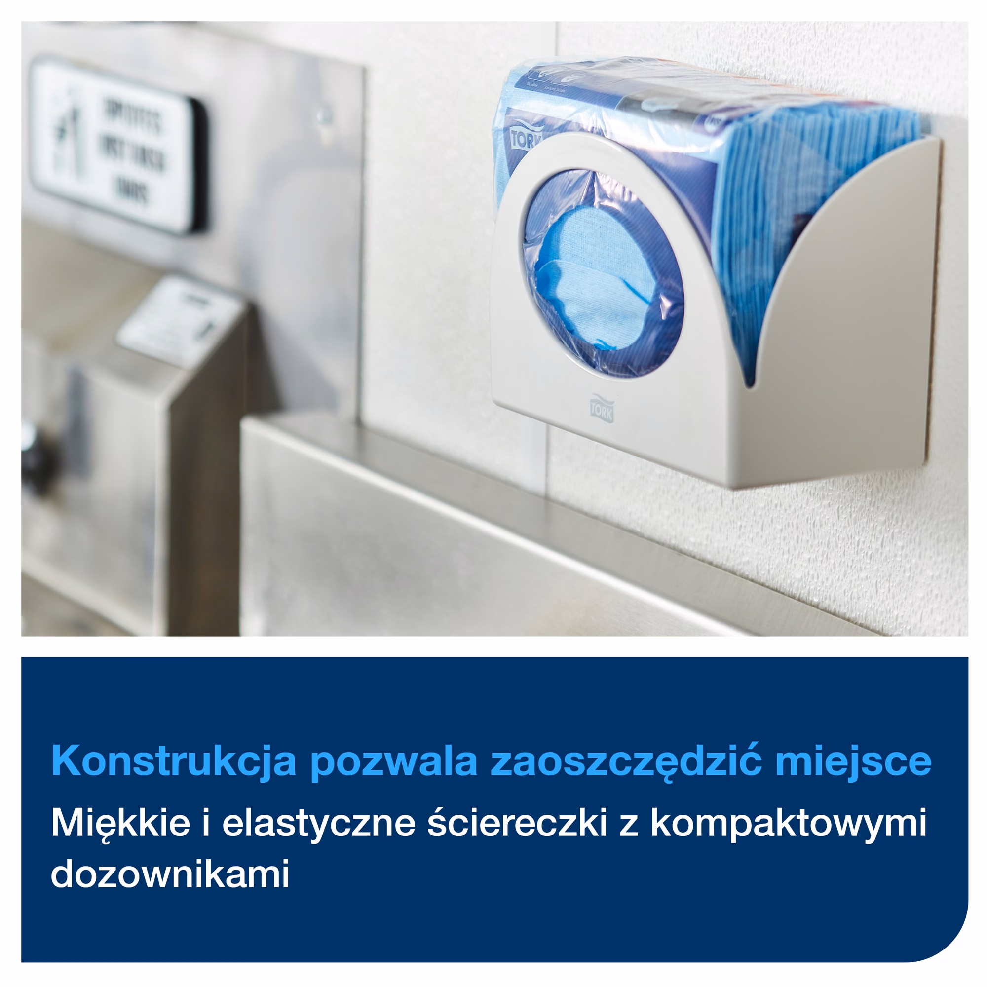 Ściereczki wielorazowe Tork W8, niebieskie czyściwo umieszczone w białym dozowniku ściennym