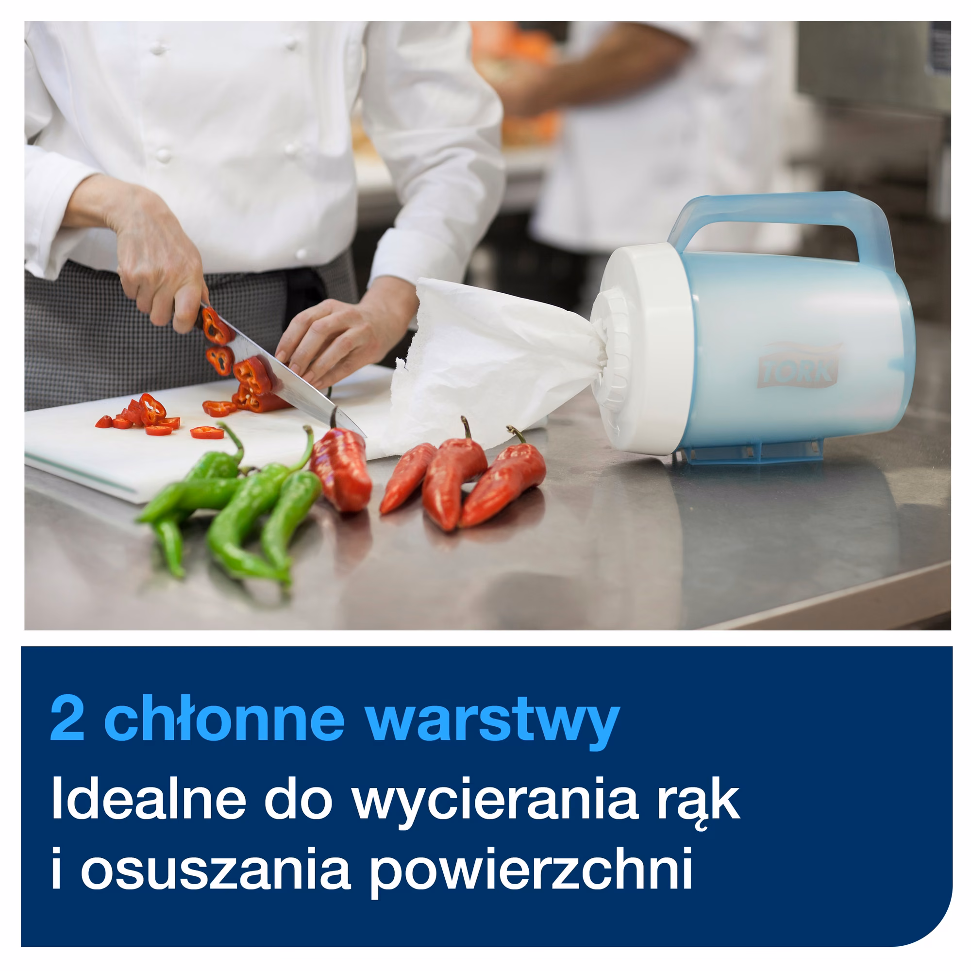 Czyściwo papierowe Tork Plus w rolce Mini M1, kucharz używający czyściwa w przenośnym dozowniku Performance