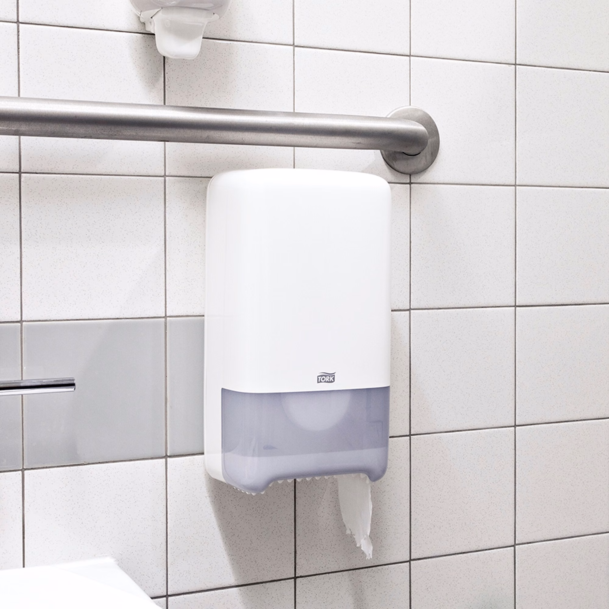 Tork Mid-size papier toaletowy, 2-warstwowy, biały dozownik ścienny zamontowany w łazience
