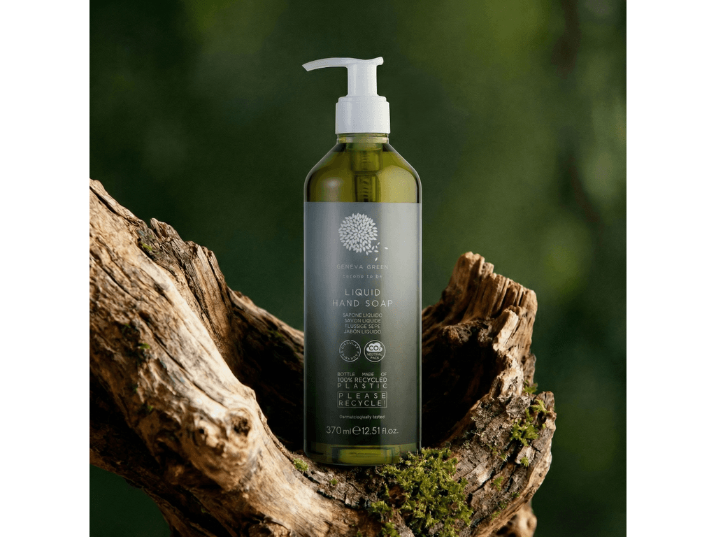 Mydło w Płynie do Rąk Geneva Green P350LMGR z Aloesem Pompka 370 ml, produkt umieszczony na naturalnym pniu drzewa z mchem