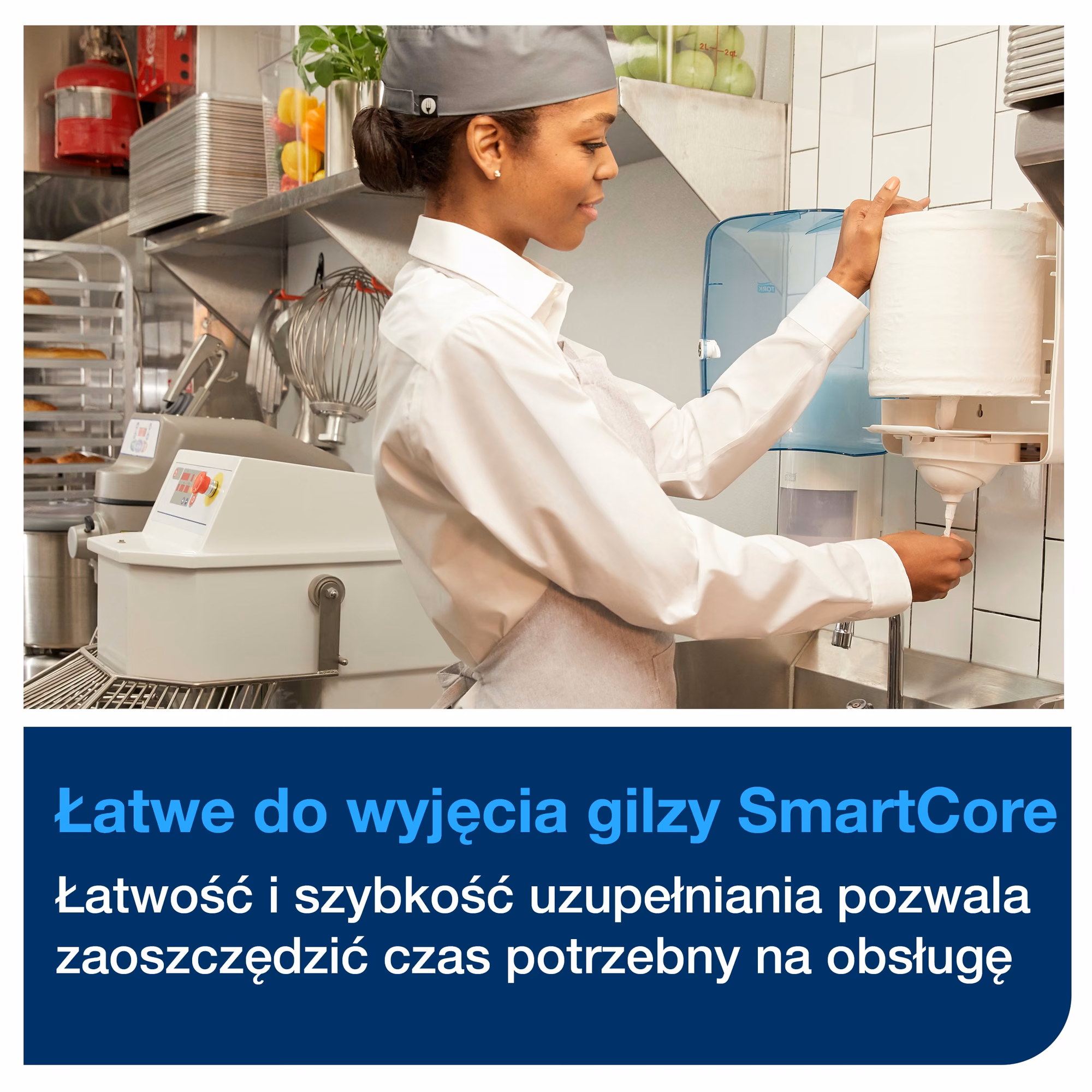Czyściwo papierowe M4 Tork Reflex™, pracownica gastronomii uzupełniająca białą rolkę w dozowniku