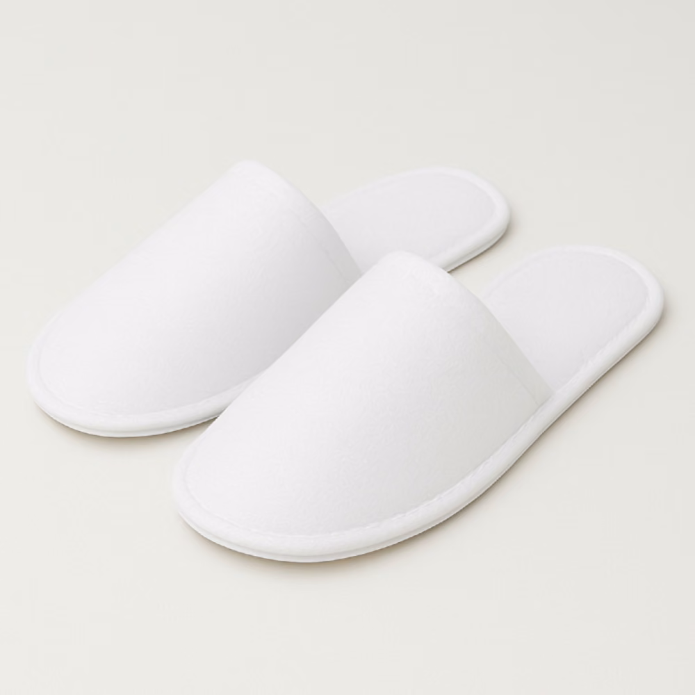 Kapcie Hotelowe Zamknięte NAP SLCL02 Białe 28 cm, para białych kapci ułożona równolegle na jasnym tle