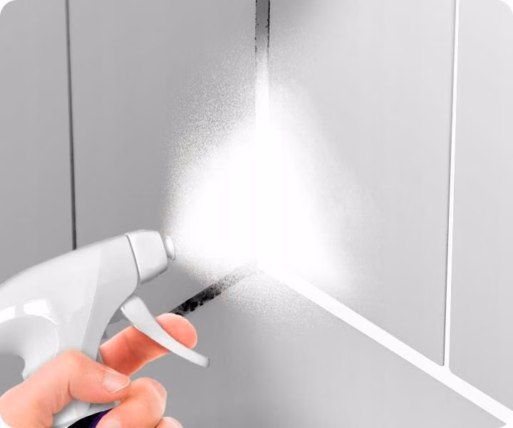 Cillit Bang 750ml na pleśń i czarne osady, aplikacja sprayu na zabrudzone fugi w narożniku