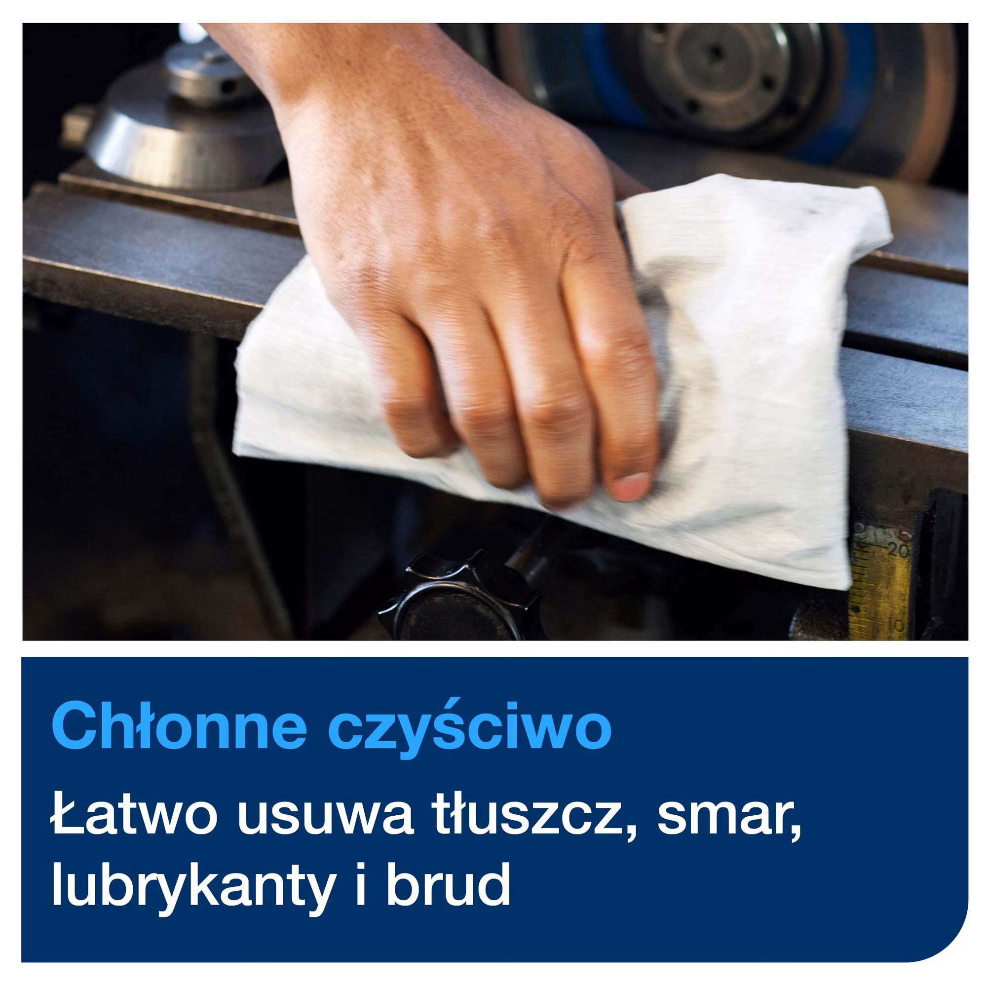 Czyściwo przemysłowe Tork W1, dłoń wycierająca smar i zabrudzenia z metalowej maszyny przemysłowej