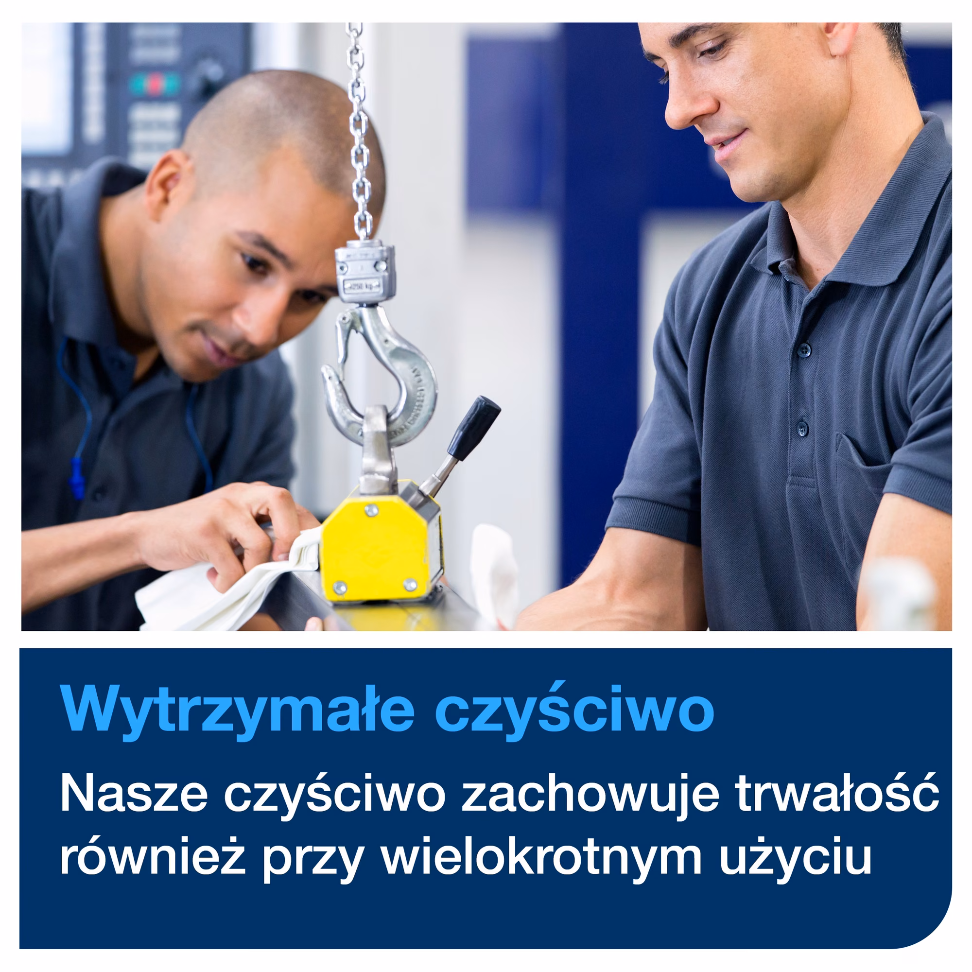 Trwałe ściereczki w rolce Tork 90537, pracownicy techniczni używający czyściwa w przemyśle