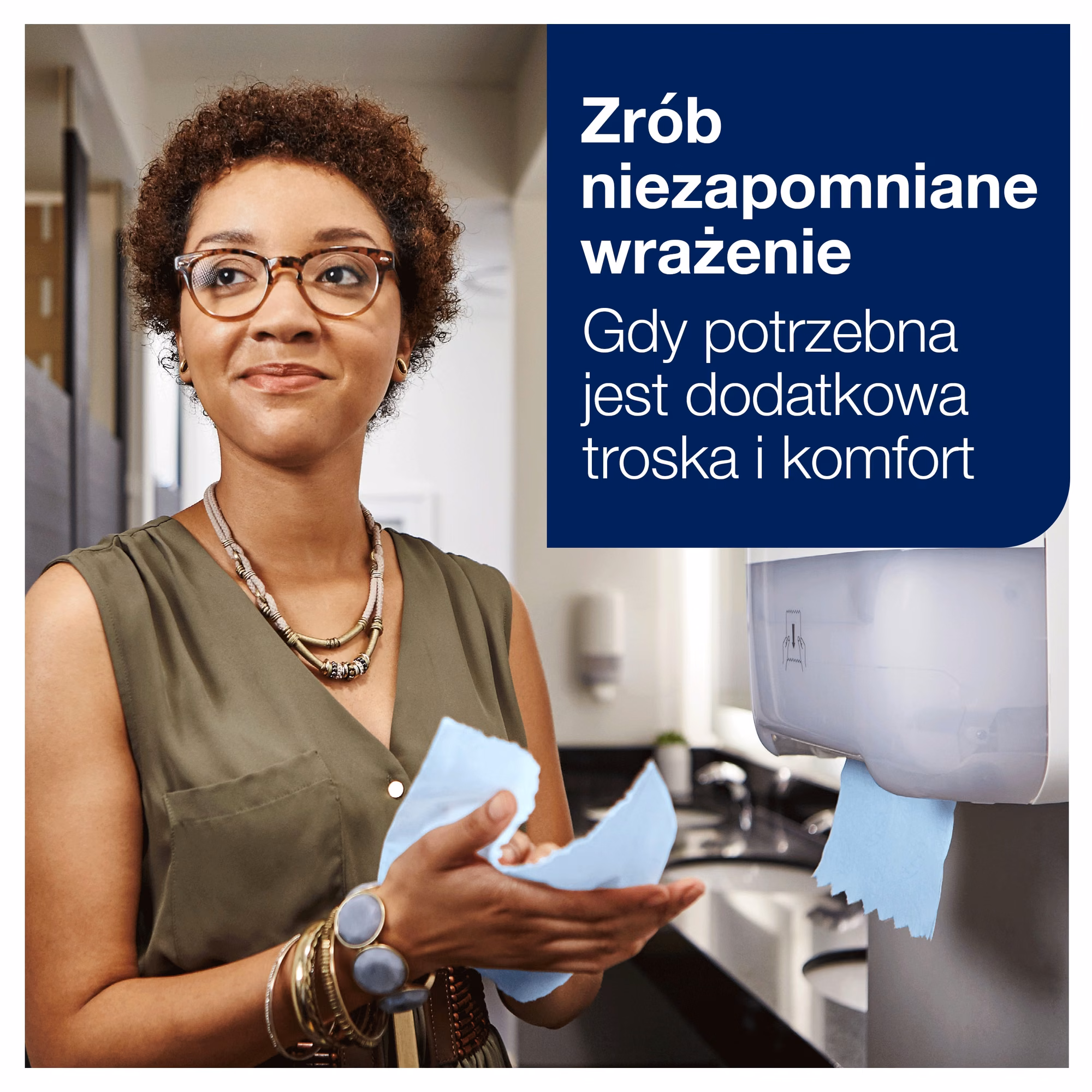 Tork Matic® niebieski ręcznik w roli H1, uśmiechnięta kobieta używająca ręcznika w nowoczesnej łazience