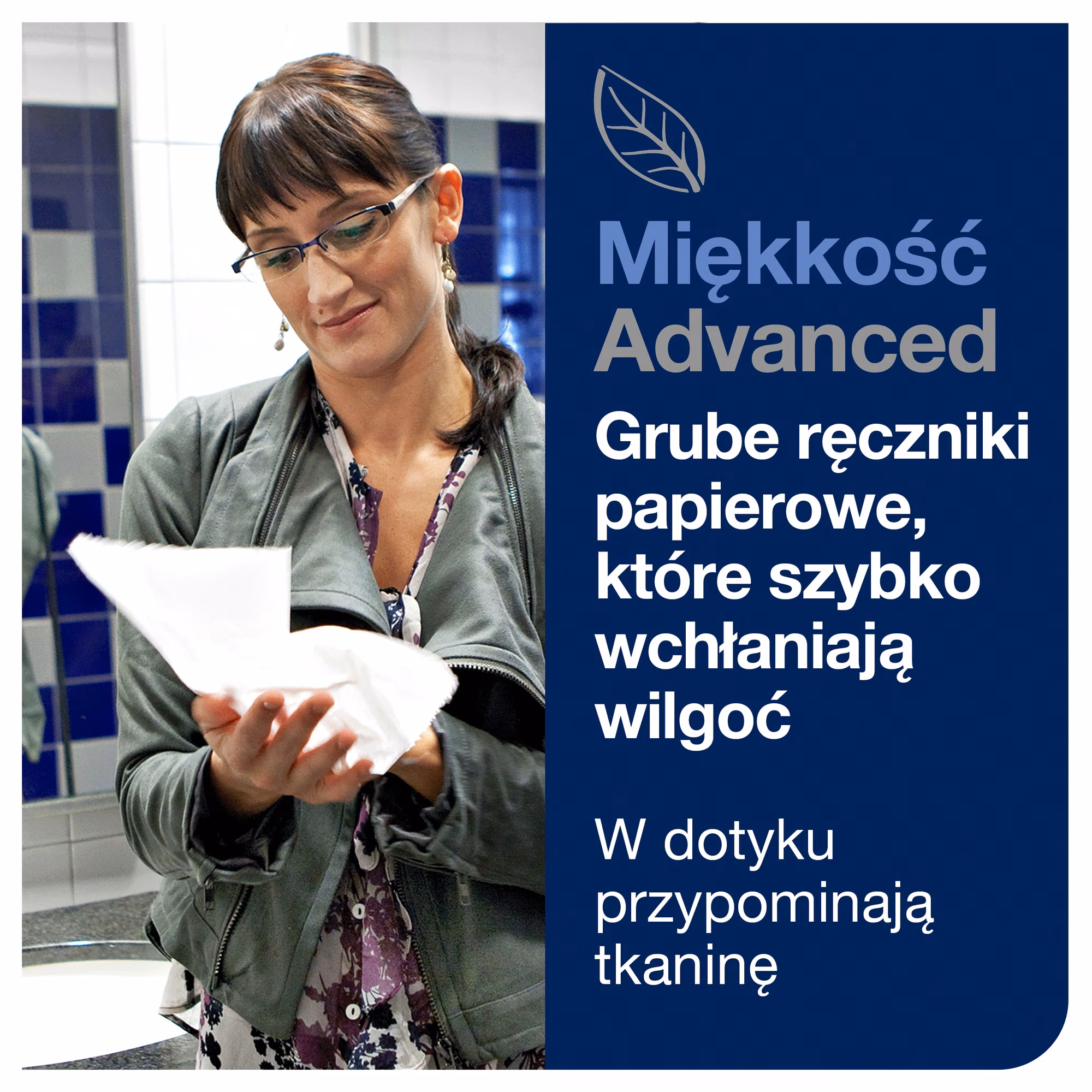 Tork Matic® miękki ręcznik w roli Advanced, kobieta sprawdzająca miękkość i strukturę ręcznika w łazience