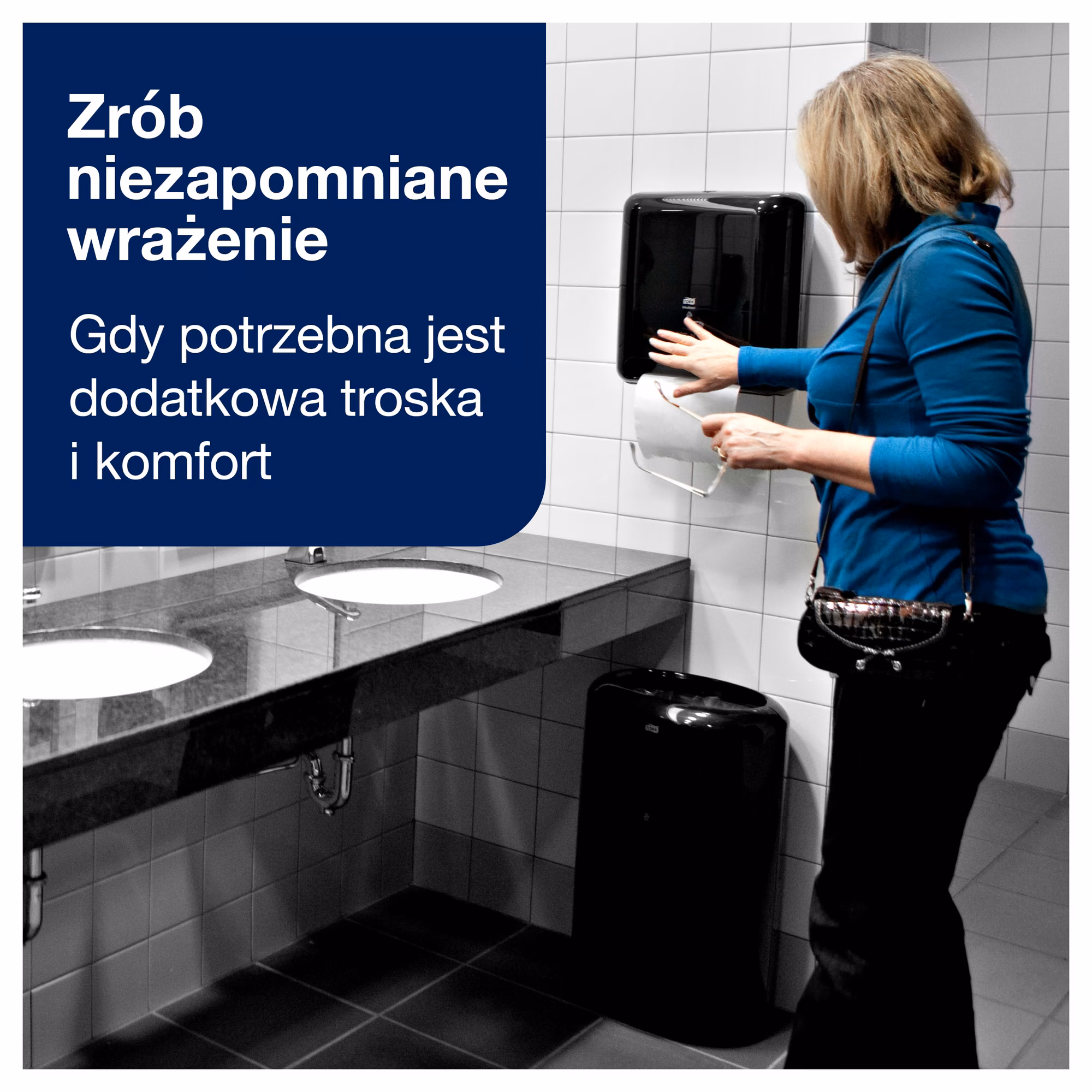 Tork Matic® miękki ręcznik w roli, kobieta pobierająca ręcznik z czarnego dozownika ściennego Tork Matic