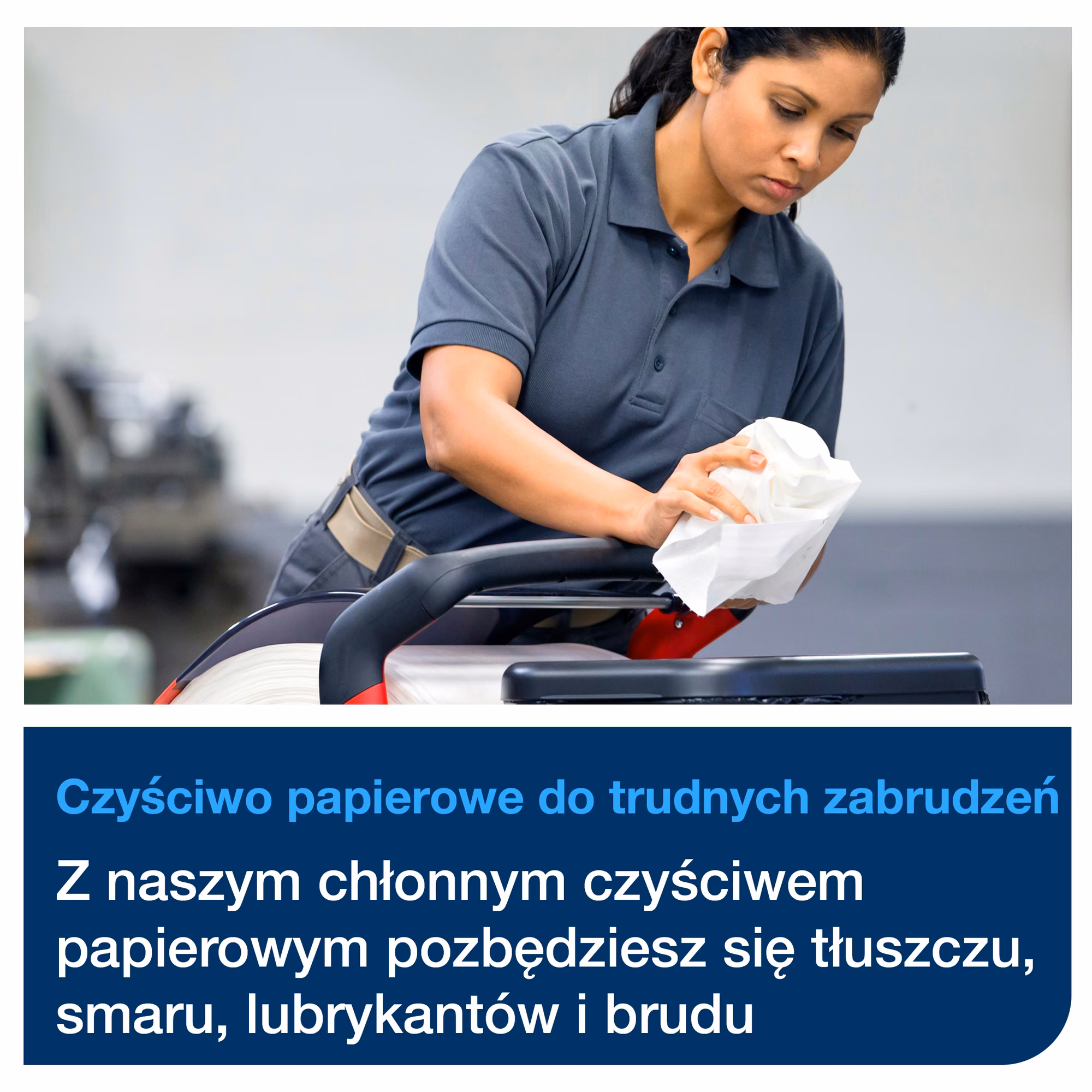 Czyściwo papierowe Tork W1, pracownica używająca czyściwa w hali przemysłowej