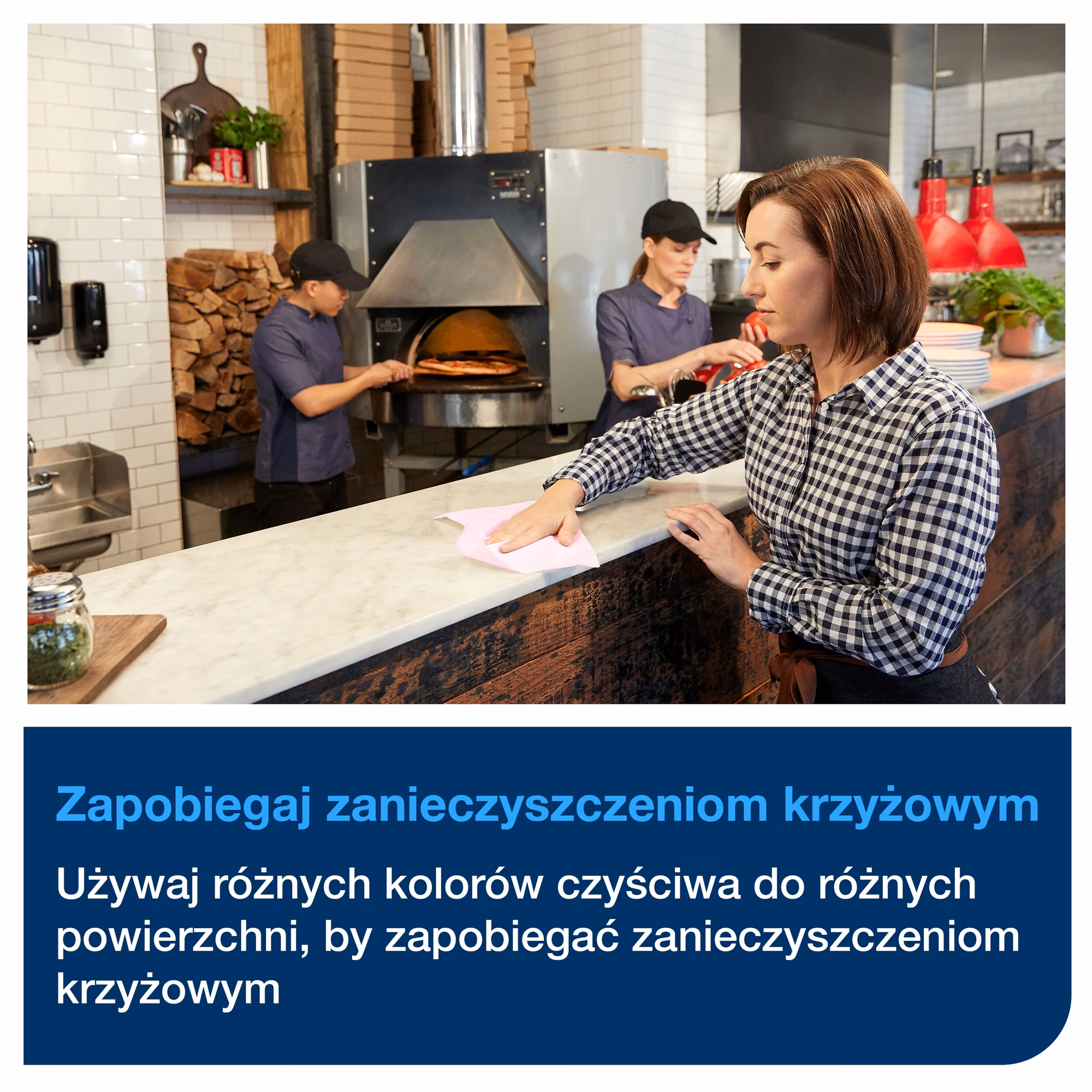 Ściereczki wielorazowe Tork W8, pracownik gastronomii wycierający blat czerwoną ściereczką w kuchni