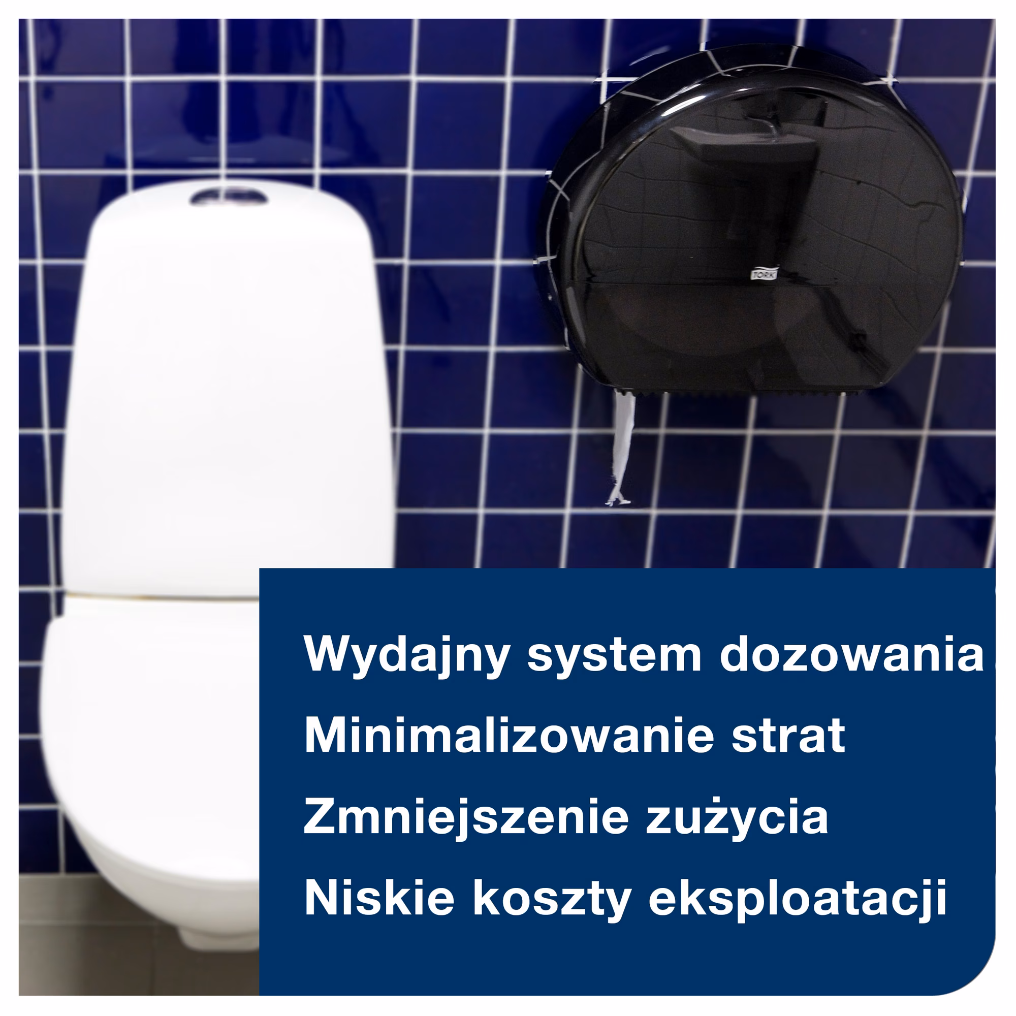 Dozownik na papier toaletowy Tork mini jumbo, montaż ścienny w łazience obok toalety na tle niebieskich kafelków