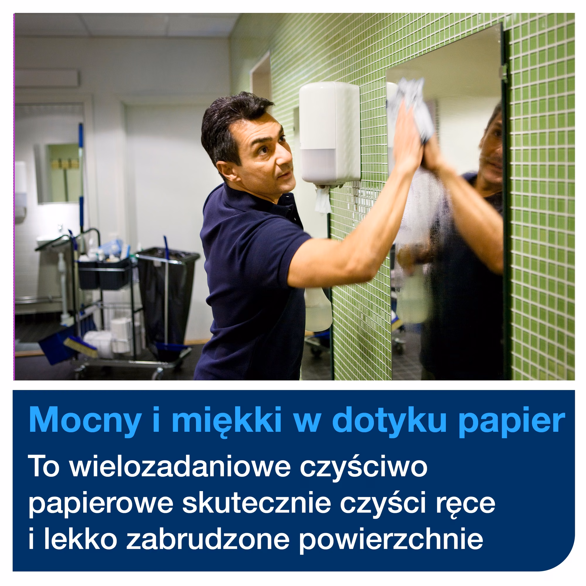 Czyściwo papierowe Tork M1, pracownik czyszczący lustro w łazience przy użyciu czyściwa