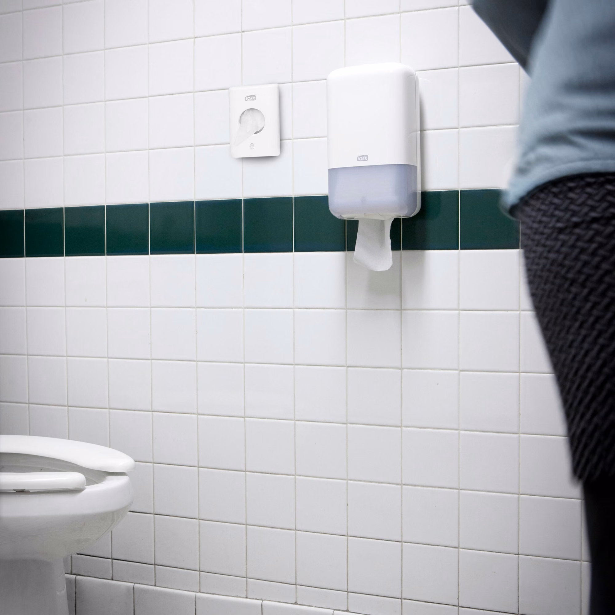 Tork dozownik na woreczki sanitarne, montaż ścienny w toalecie obok dozownika ręczników papierowych