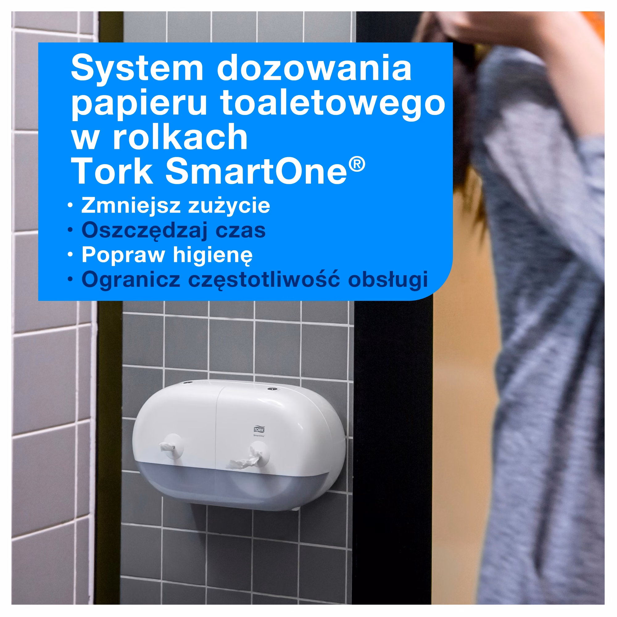 Papier toaletowy Tork SmartOne® Mini T9, podwójny dozownik zamontowany na szarych kafelkach w łazience
