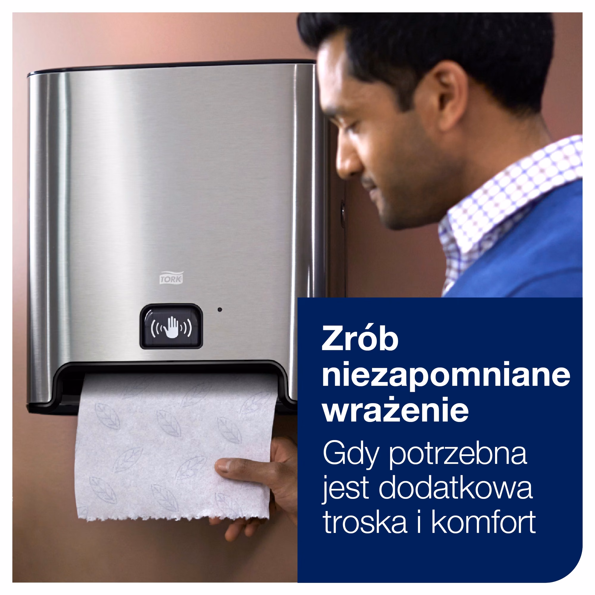 Tork Matic® dozownik do ręcznika w roli, zbliżenie na wysunięty odcinek ręcznika z tłoczonym wzorem liścia