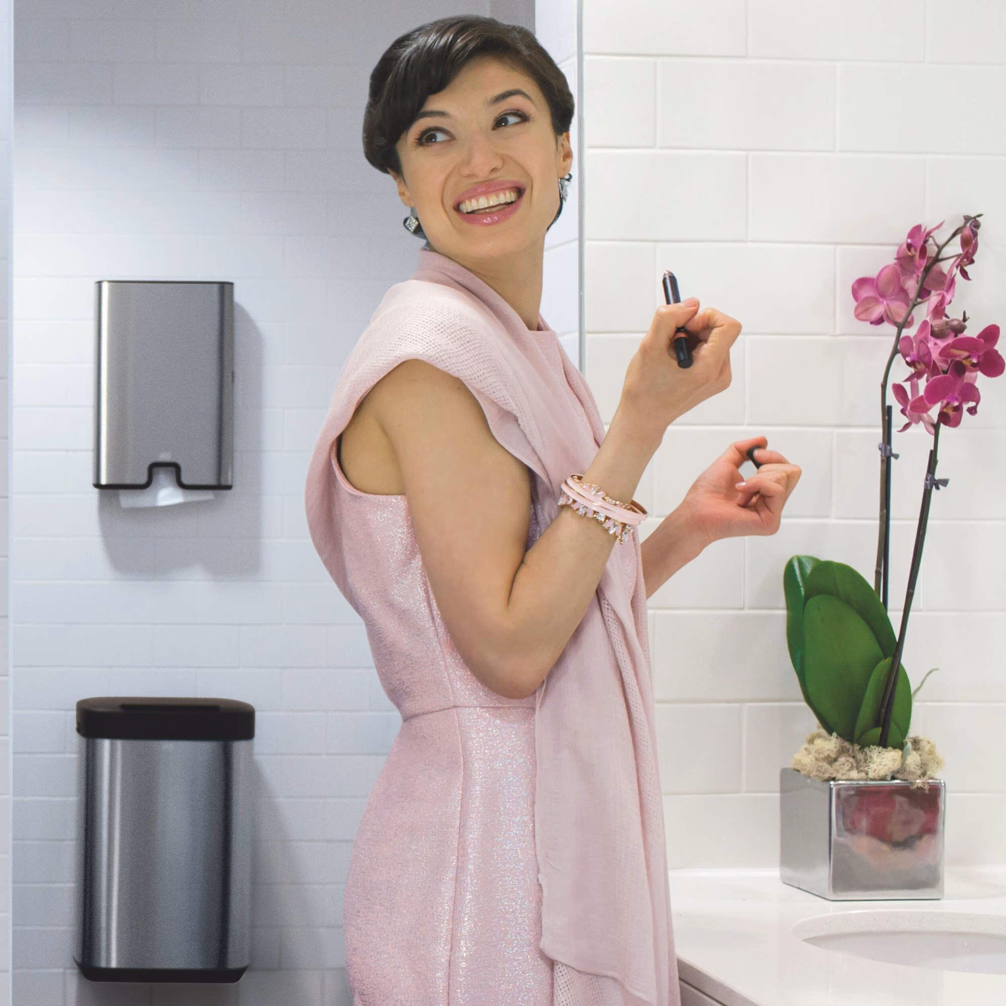 Tork kosz na odpady 50 l, elegancki design w nowoczesnej łazience obok dozownika ręczników