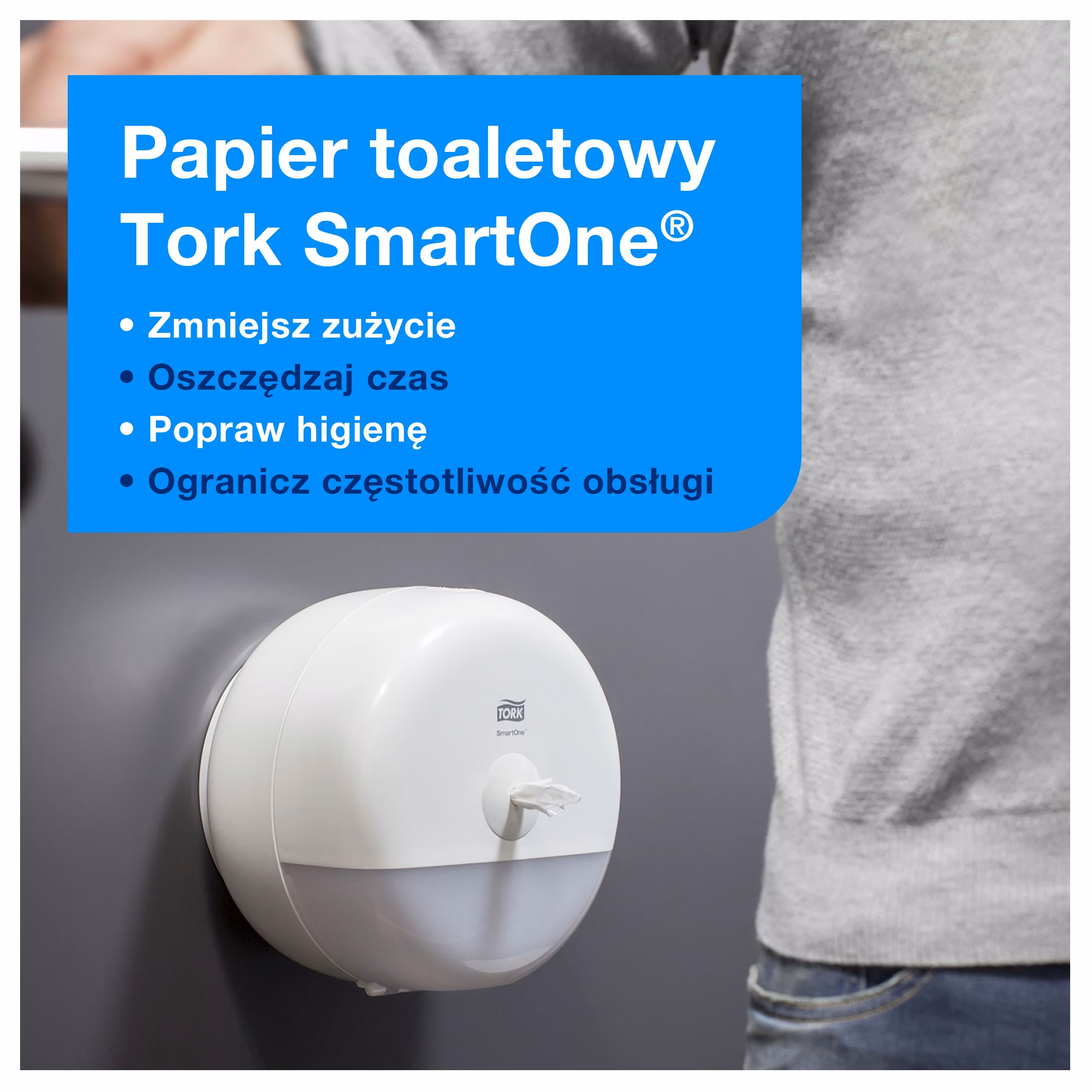 Podajnik na papier toaletowy Tork SmartOne 680000, urządzenie zamontowane na ścianie w łazience