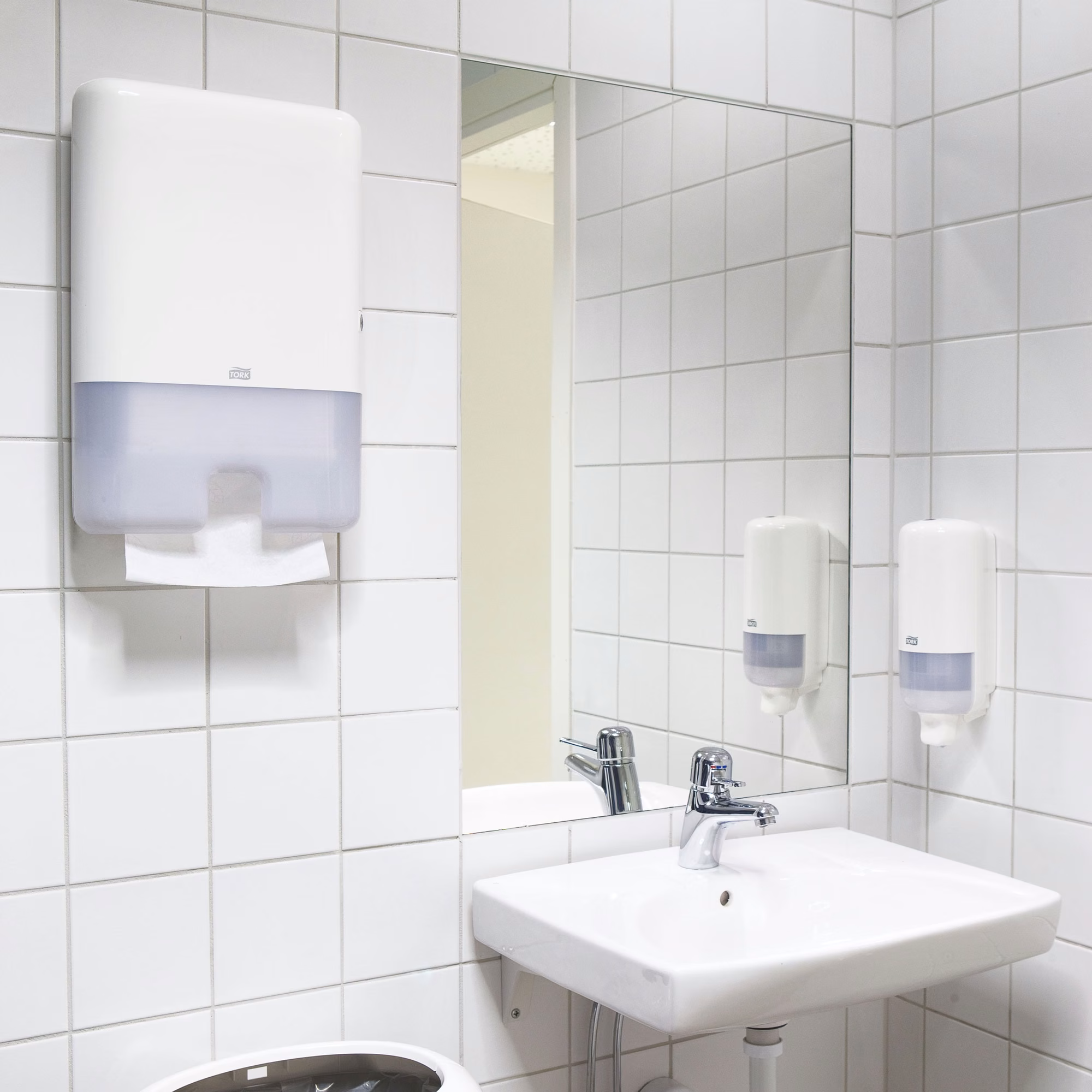 Tork Xpress® ręcznik Multifold, biały dozownik zamontowany na ścianie w jasnej łazience