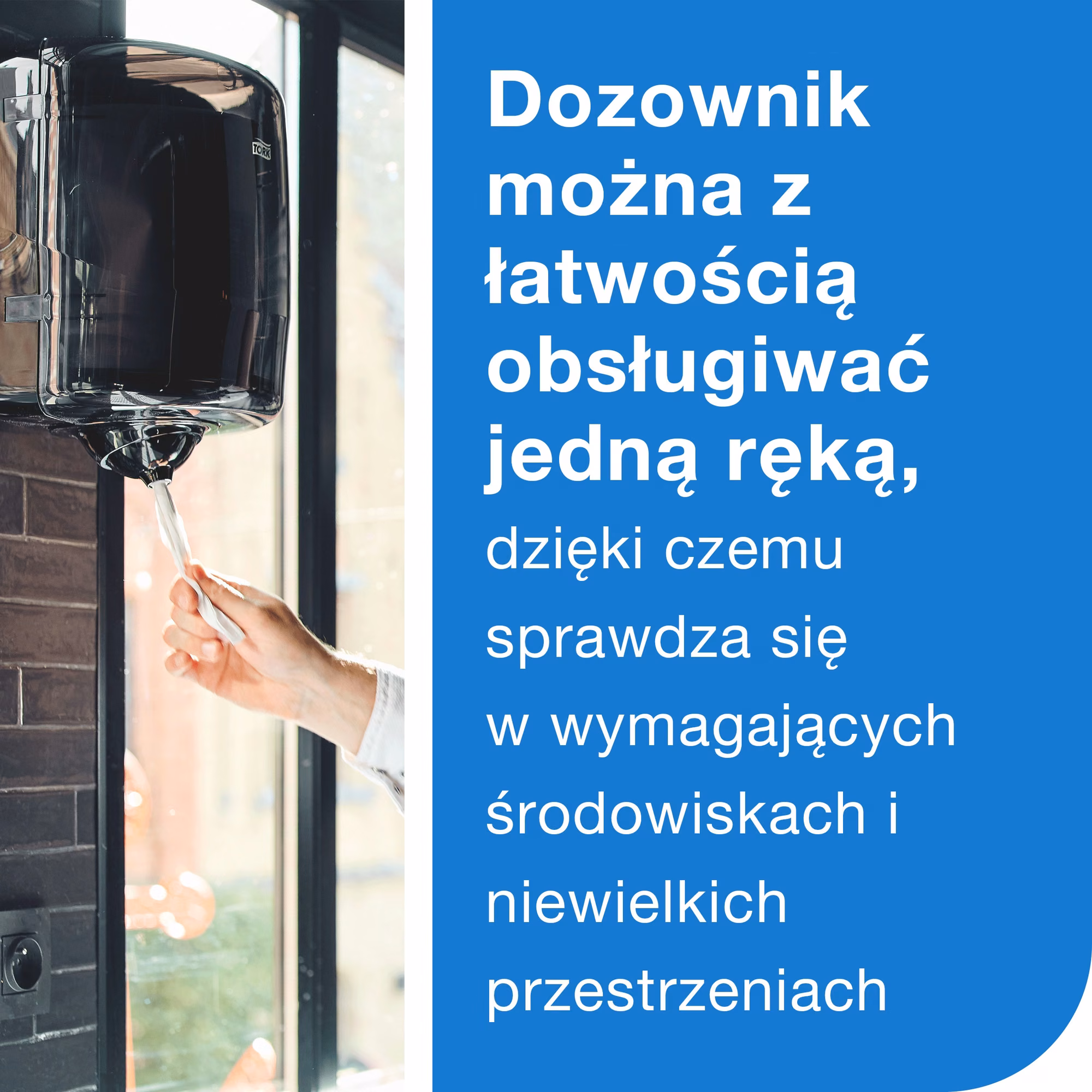 System centralnego dozowania M4 Tork Reflex™, dłoń wyciągająca czyściwo papierowe z czarnego podajnika