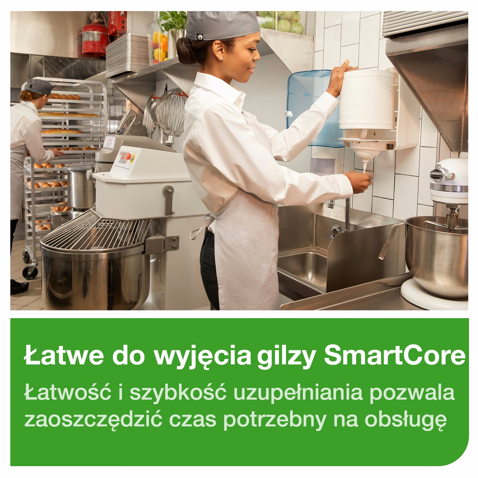 System centralnego dozowania M4 Tork Reflex™, pracownik kuchni uzupełniający rolkę czyściwa z gilszą SmartCore