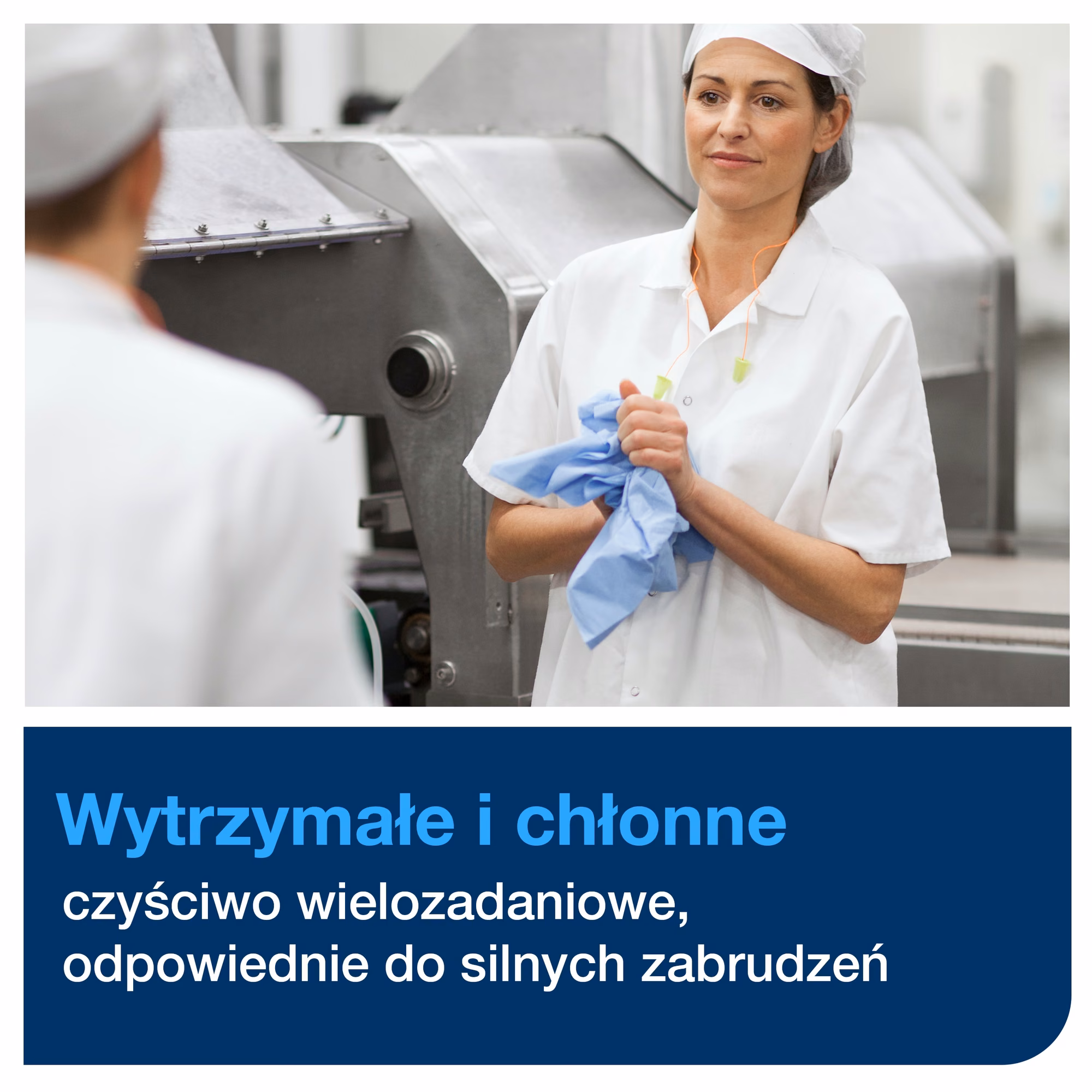 Ściereczki do trudnych zabrudzeń Tork W4 białe, pracownica w odzieży ochronnej używająca czyściwa w fabryce