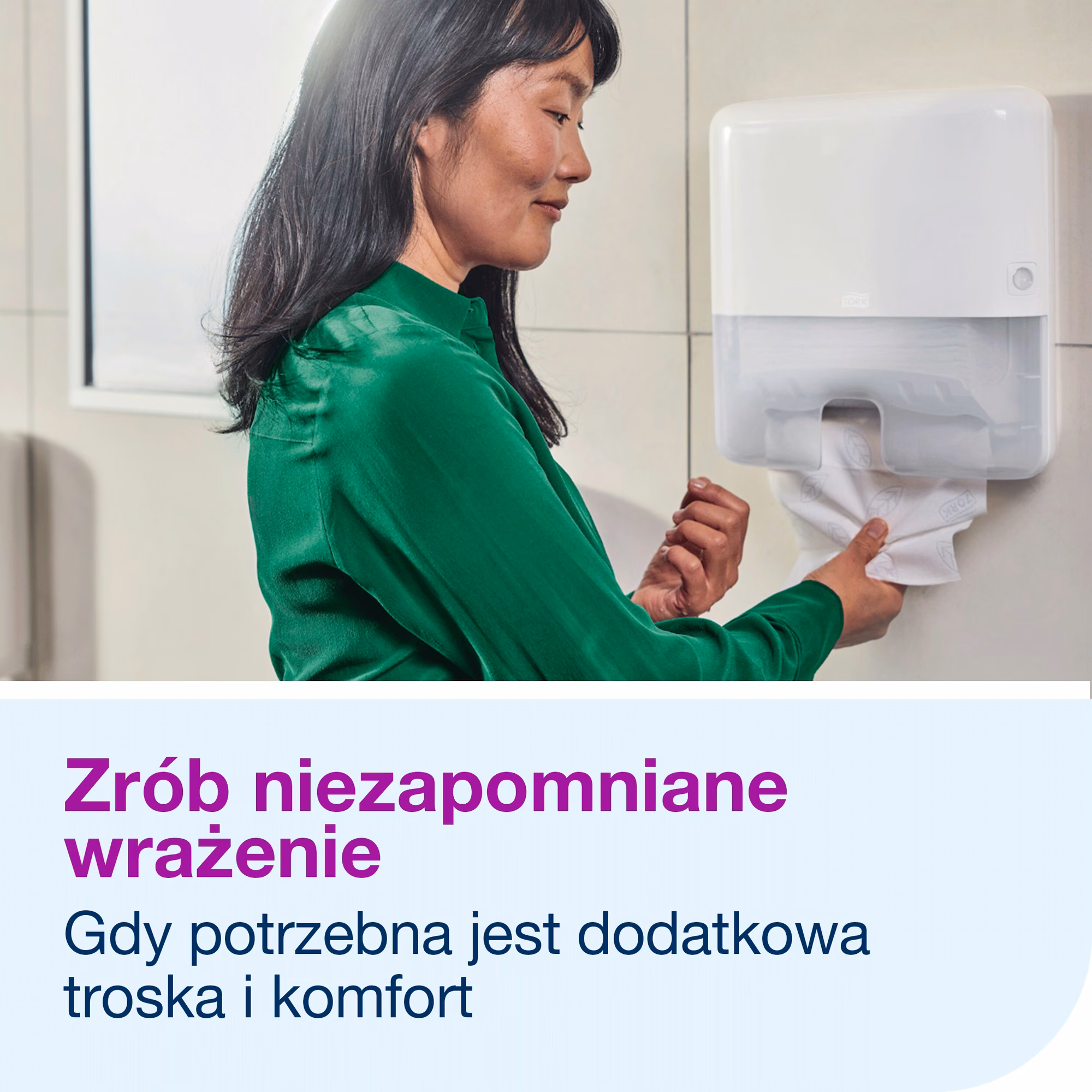 Tork Xpress 100889, kobieta pobierająca biały ręcznik papierowy z białego dozownika ściennego