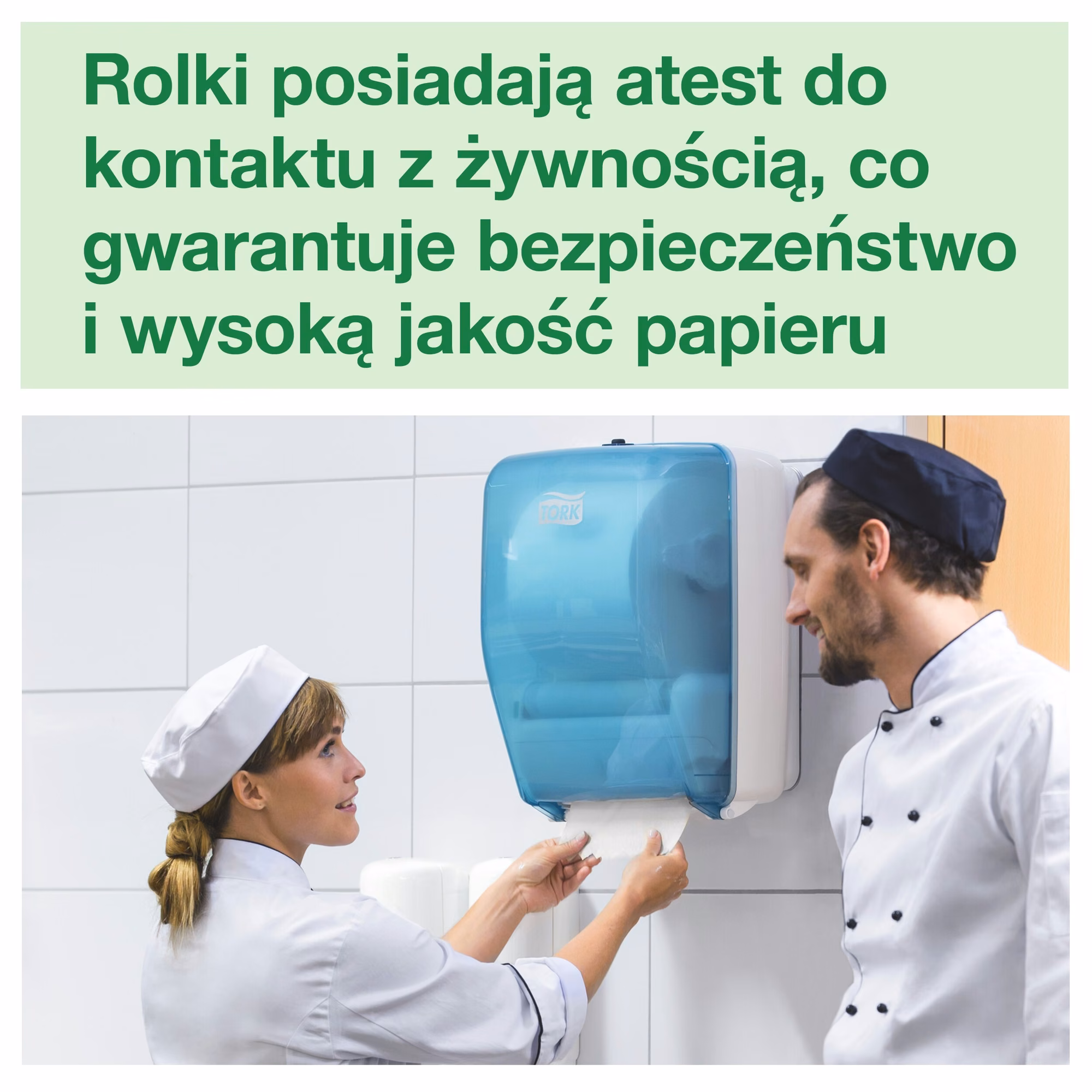Tork czyściwo papierowe W6, kucharze korzystający z dozownika w profesjonalnej kuchni