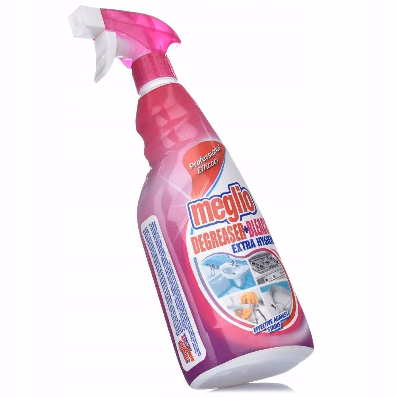 Odtłuszczacz z Wybielaczem Meglio w Piance Spray Różowy 750 ml, ujęcie pod kątem prezentujące kształt butelki